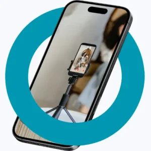 Iphone puhelin jolla on kuvattu toista puhelinta jolla kuvataan markkinointivideota.